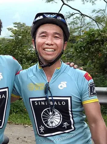 Le Van Sinh in a Sinhbalo cycling jersey