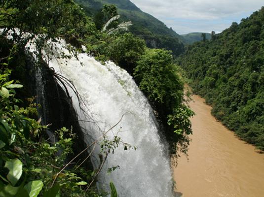 waterfalls from old route TamDuong to Paso