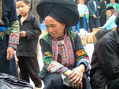 Women on market day - SinHo - LaiChau 1999.