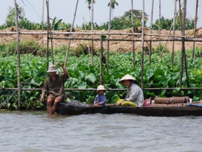 Fisherman on mekong river - Caibe floating market
