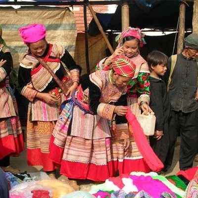 Flower Hmong at CanCau market - BacHa.