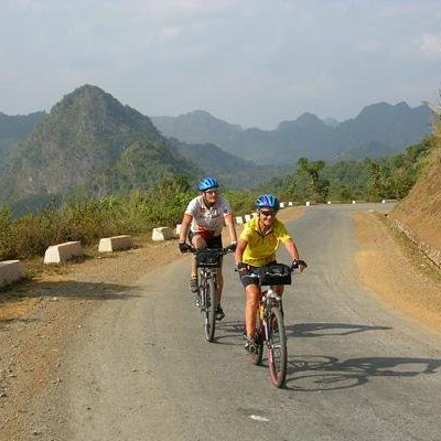 Cycling over PhaDin pass to SonLa 2004