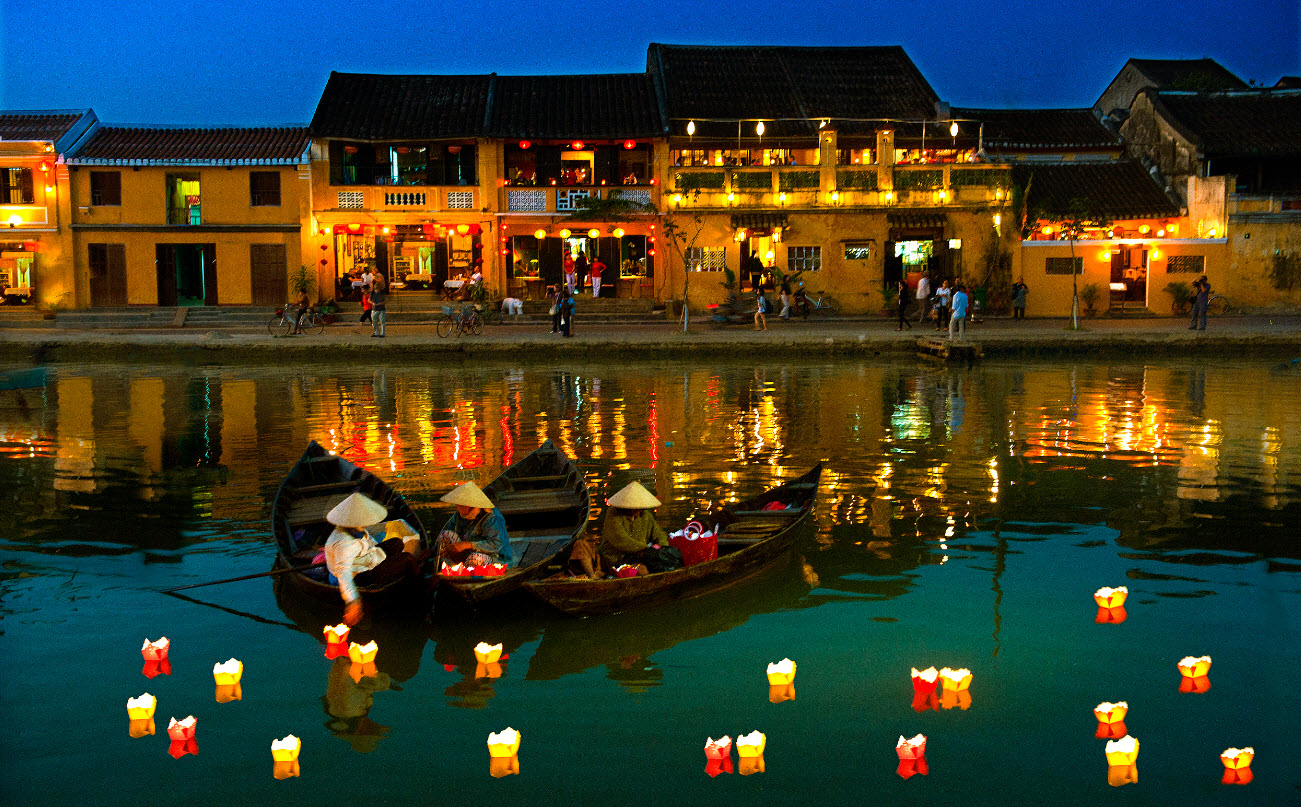 HoiAn by night - latern on the river